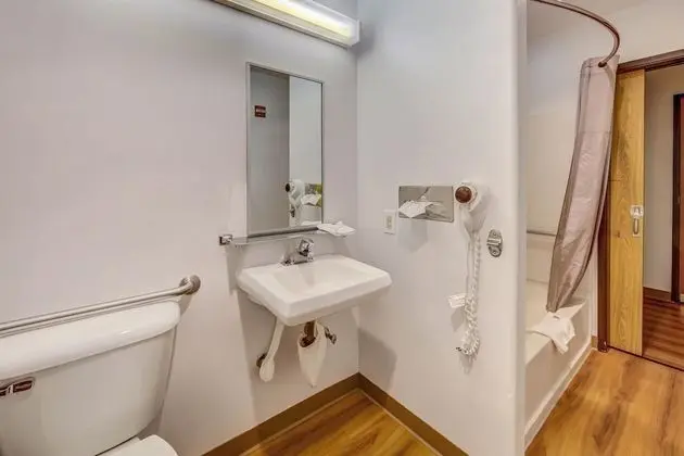 Engellilere uygun banyo