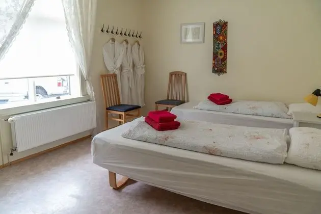 İki Ayrı Yataklı Oda, Ortak Banyo