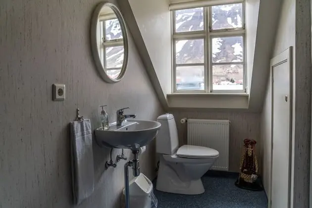 Üç Kişilik Oda, Ortak Banyo