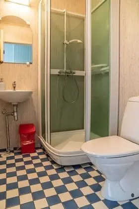 Üç Kişilik Oda, Ortak Banyo