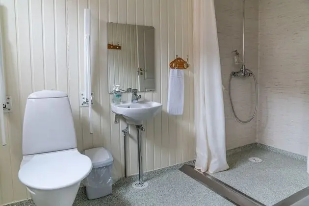 Üç Kişilik Oda, Ortak Banyo