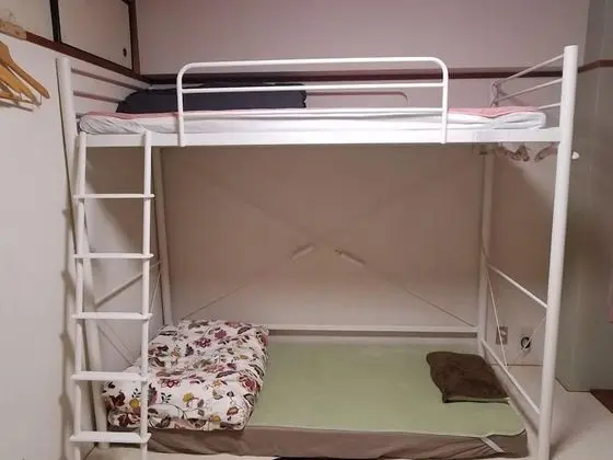Üç Kişilik Oda, Sadece kadınlar için