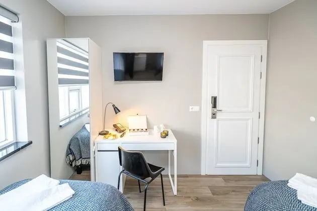 İki Ayrı Yataklı Oda, Ortak Banyo