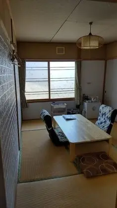 Üç Kişilik Oda, Sigara İçilmez (1)