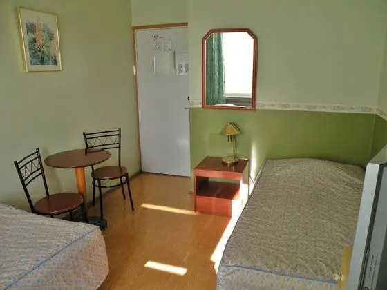 İki Ayrı Yataklı Oda, Ortak Banyo