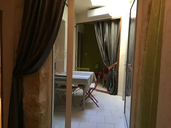 Tek Büyük Yataklı Oda, Penceresiz