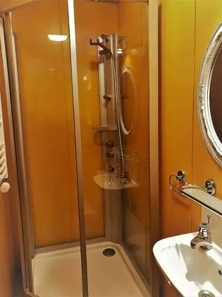 Tek Büyük Yataklı Oda, Ortak Banyo