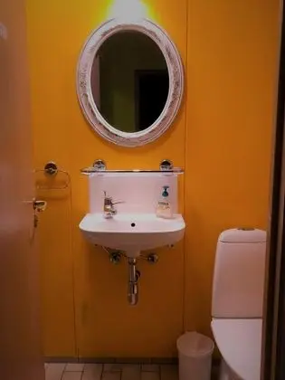 Tek Büyük Yataklı Oda, Ortak Banyo