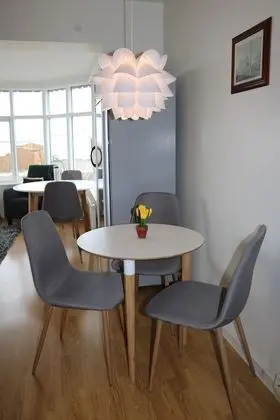 Tek Büyük veya İki Ayrı Yataklı Oda, Ortak Banyo