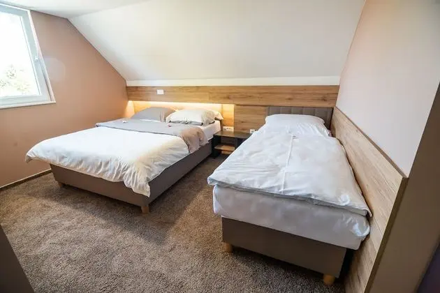 Twin room with extra bed (2)