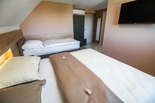 Twin room with extra bed (2)