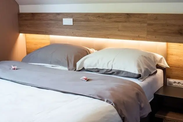 Twin room with extra bed (2)