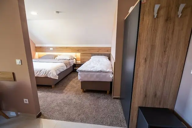 Twin room with extra bed (2)