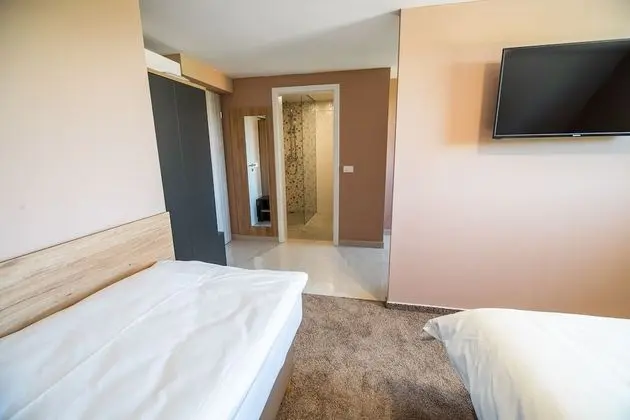 Twin room with extra bed (2)