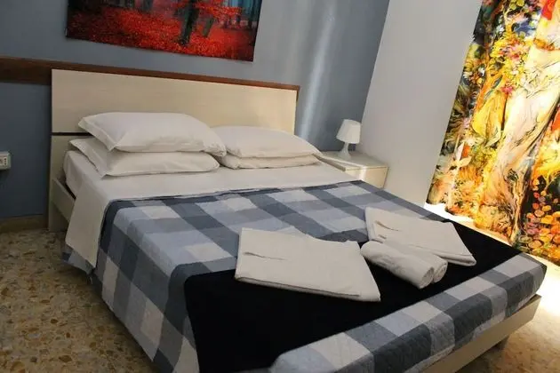 Tek Büyük veya İki Ayrı Yataklı Oda, Ortak Banyo (Via Principe Amedeo, 62)