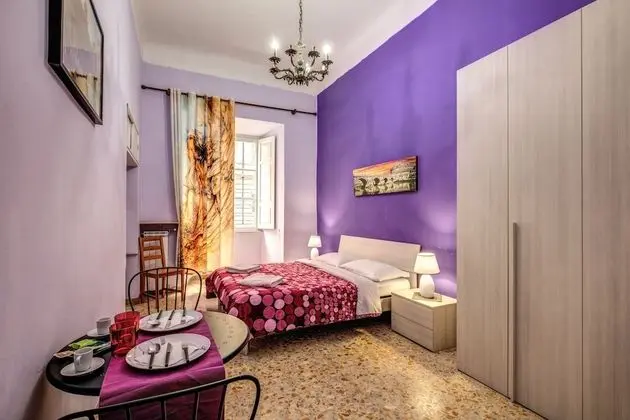 Tek Büyük veya İki Ayrı Yataklı Oda, Ortak Banyo (Via Principe Amedeo, 62)