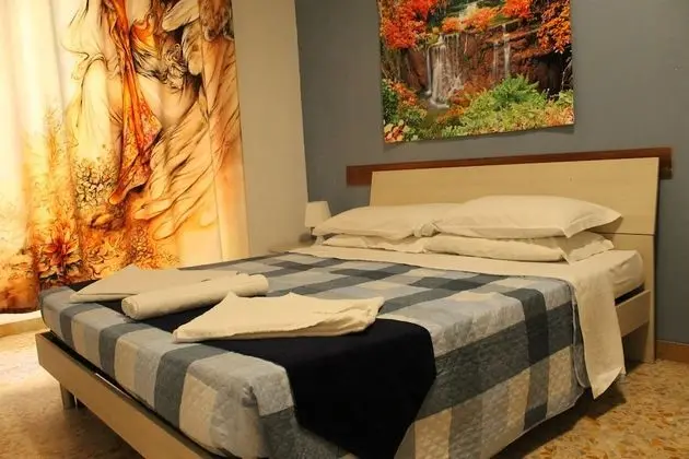 Tek Büyük veya İki Ayrı Yataklı Oda, Ortak Banyo (Via Principe Amedeo, 62)