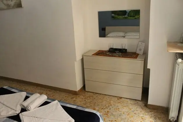 Tek Büyük veya İki Ayrı Yataklı Oda, Ortak Banyo (Via Principe Amedeo, 62)