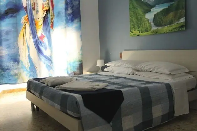 Tek Büyük veya İki Ayrı Yataklı Oda, Ortak Banyo (Via Principe Amedeo, 62)