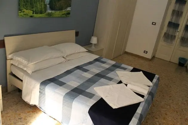 Tek Büyük veya İki Ayrı Yataklı Oda, Ortak Banyo (Via Principe Amedeo, 62)