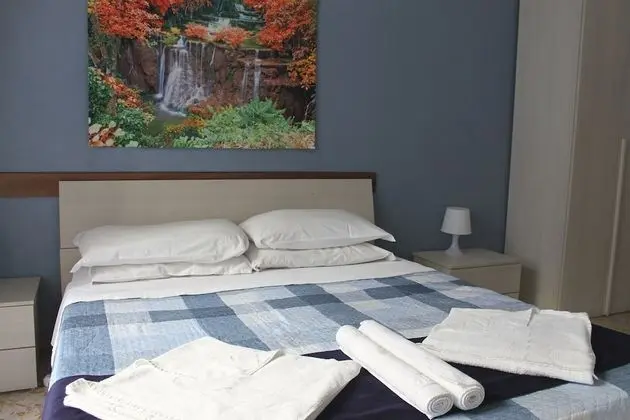 Tek Büyük veya İki Ayrı Yataklı Oda, Ortak Banyo (Via Principe Amedeo, 62)