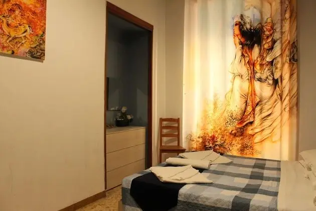 Tek Büyük veya İki Ayrı Yataklı Oda, Ortak Banyo (Via Principe Amedeo, 62)