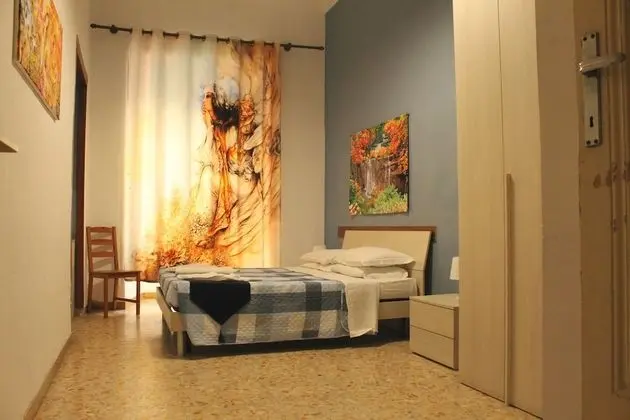 Tek Büyük veya İki Ayrı Yataklı Oda, Ortak Banyo (Via Principe Amedeo, 62)