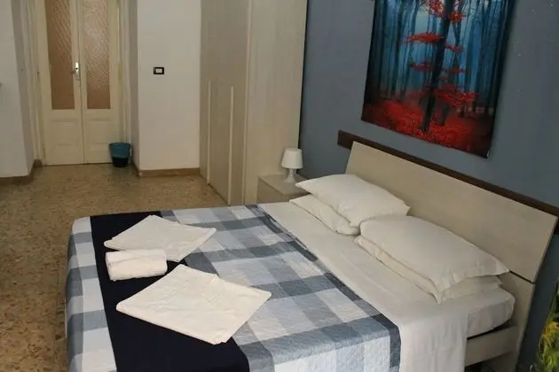 Tek Büyük veya İki Ayrı Yataklı Oda, Ortak Banyo (Via Principe Amedeo, 62)