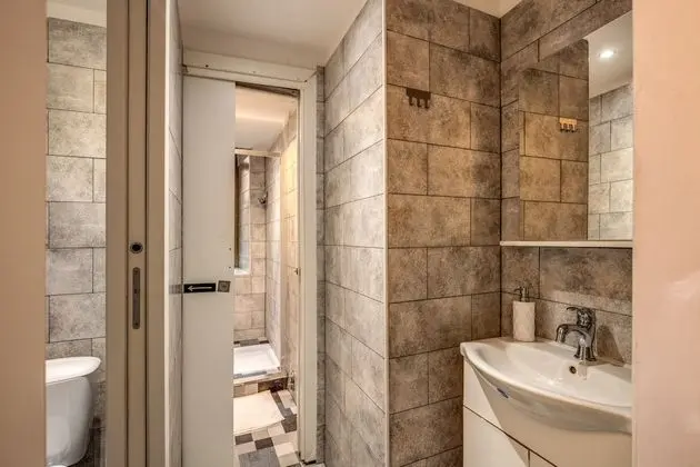 Tek Büyük veya İki Ayrı Yataklı Oda, Ortak Banyo (Via Principe Amedeo, 62)
