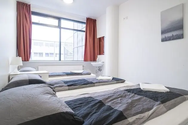 Üç Kişilik Oda, Ortak Banyo