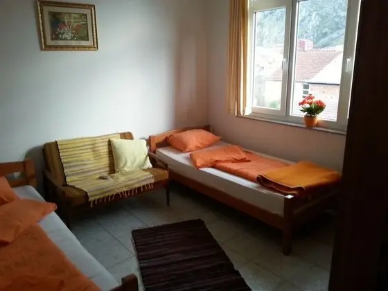 İki Ayrı Yataklı Oda, Ortak Banyo