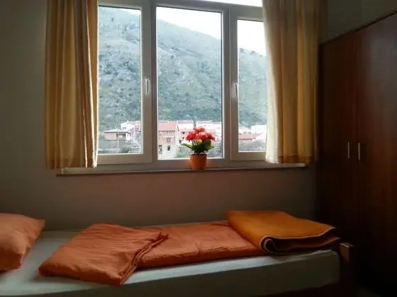 İki Ayrı Yataklı Oda, Ortak Banyo