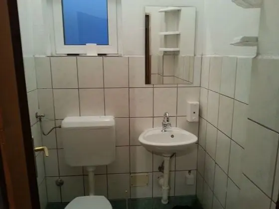 İki Ayrı Yataklı Oda, Ortak Banyo