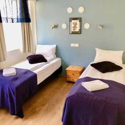 İki Ayrı Yataklı Oda, Ortak Banyo