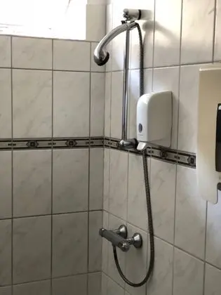 İki Ayrı Yataklı Oda, Ortak Banyo