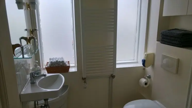 Tek Büyük Yataklı Oda, Ortak Banyo (Large)