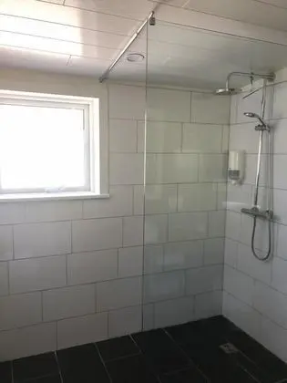 Dört Kişilik Oda, Ortak Banyo