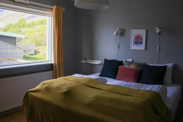 İki Ayrı Yataklı Oda, Ortak Banyo