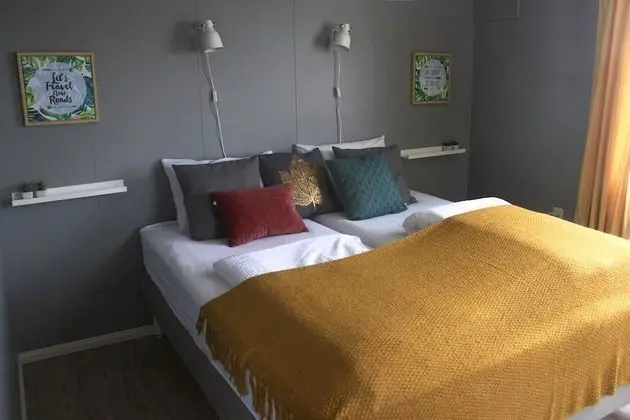 İki Ayrı Yataklı Oda, Ortak Banyo