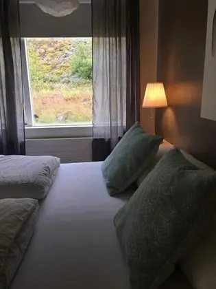 İki Ayrı Yataklı Oda, Ortak Banyo