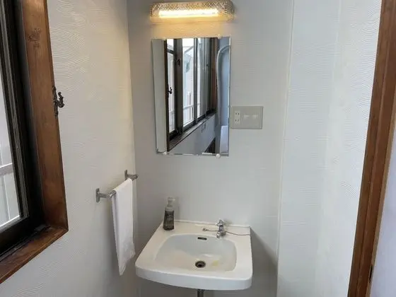 İki Ayrı Yataklı Oda, Ortak Banyo