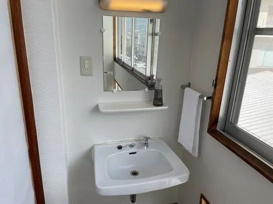 Üç Kişilik Oda, Ortak Banyo