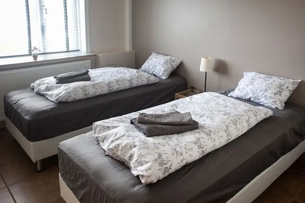 İki Ayrı Yataklı Oda, Ortak Banyo