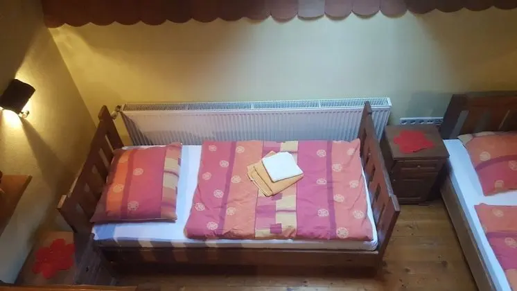 Üç Kişilik Oda, Ortak Banyo (1)