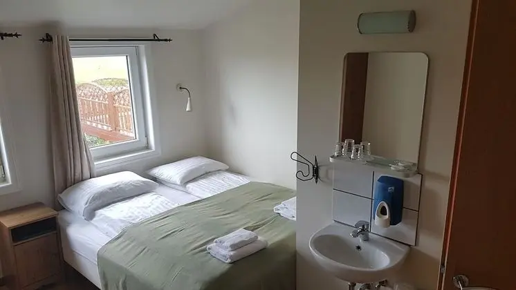 Tek Büyük veya İki Ayrı Yataklı Oda, Ortak Banyo
