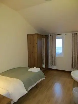Tek Büyük veya İki Ayrı Yataklı Oda, Ortak Banyo