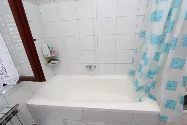 Tek Büyük Yataklı Oda, Ortak Banyo