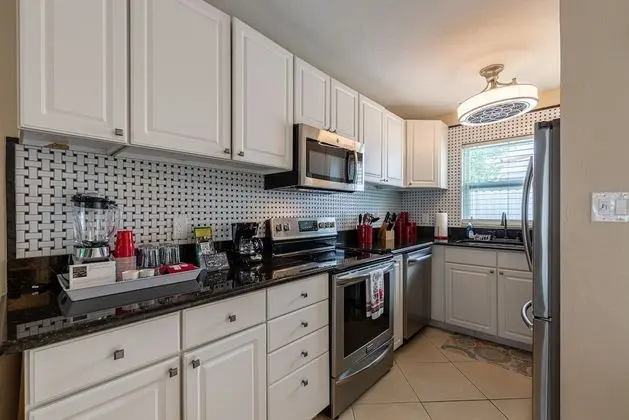 Daire (GULF ACCESS #E 2-bedroom w/ Heated po)