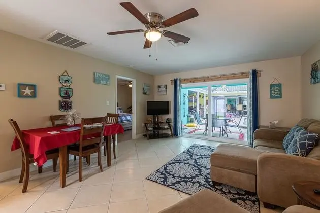 Daire (GULF ACCESS #E 2-bedroom w/ Heated po)