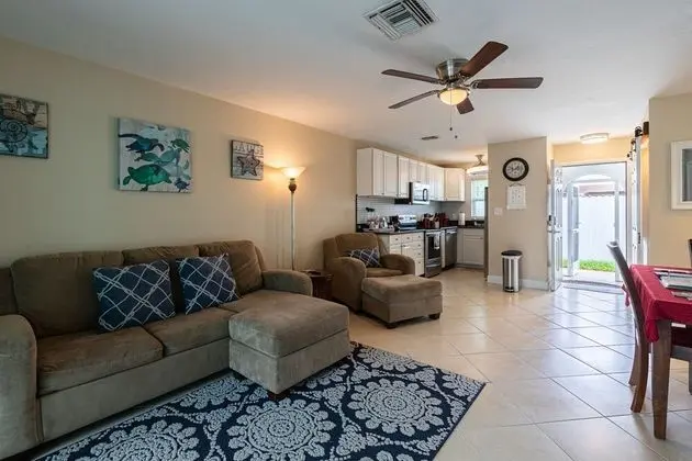 Daire (GULF ACCESS #E 2-bedroom w/ Heated po)